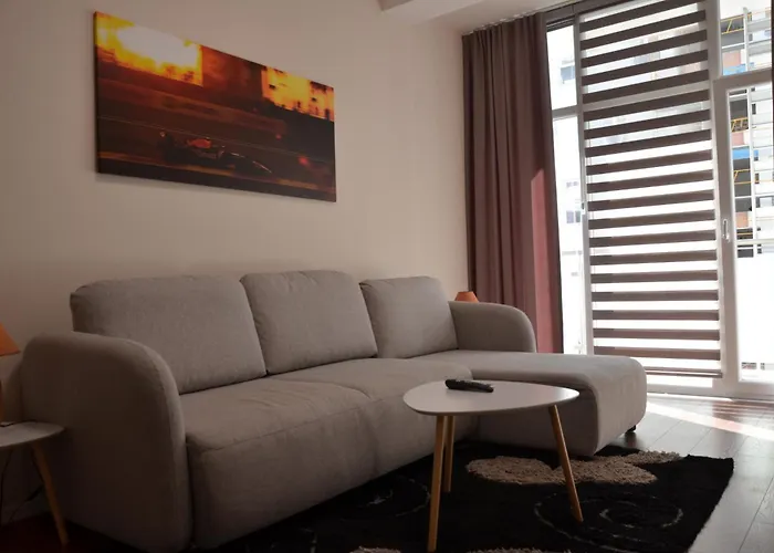 Dreamscape Komuna E Parisit Τίρανα