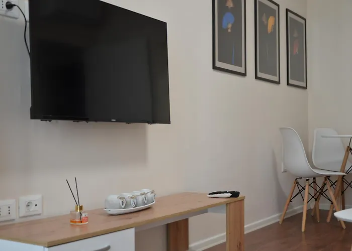 Dreamscape Komuna E Parisit * Τίρανα