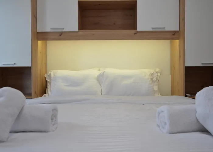 Dreamscape Komuna E Parisit * Τίρανα