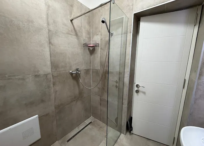 Dreamscape Komuna E Parisit Τίρανα